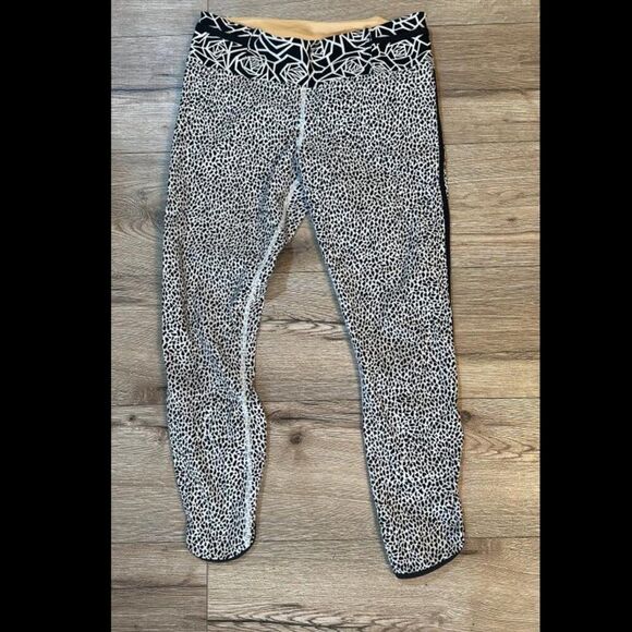 Lululemon Real Quick Tight Miss Mosaic White Posey Black White Run Leggings 8 - Picture 1 of 4
